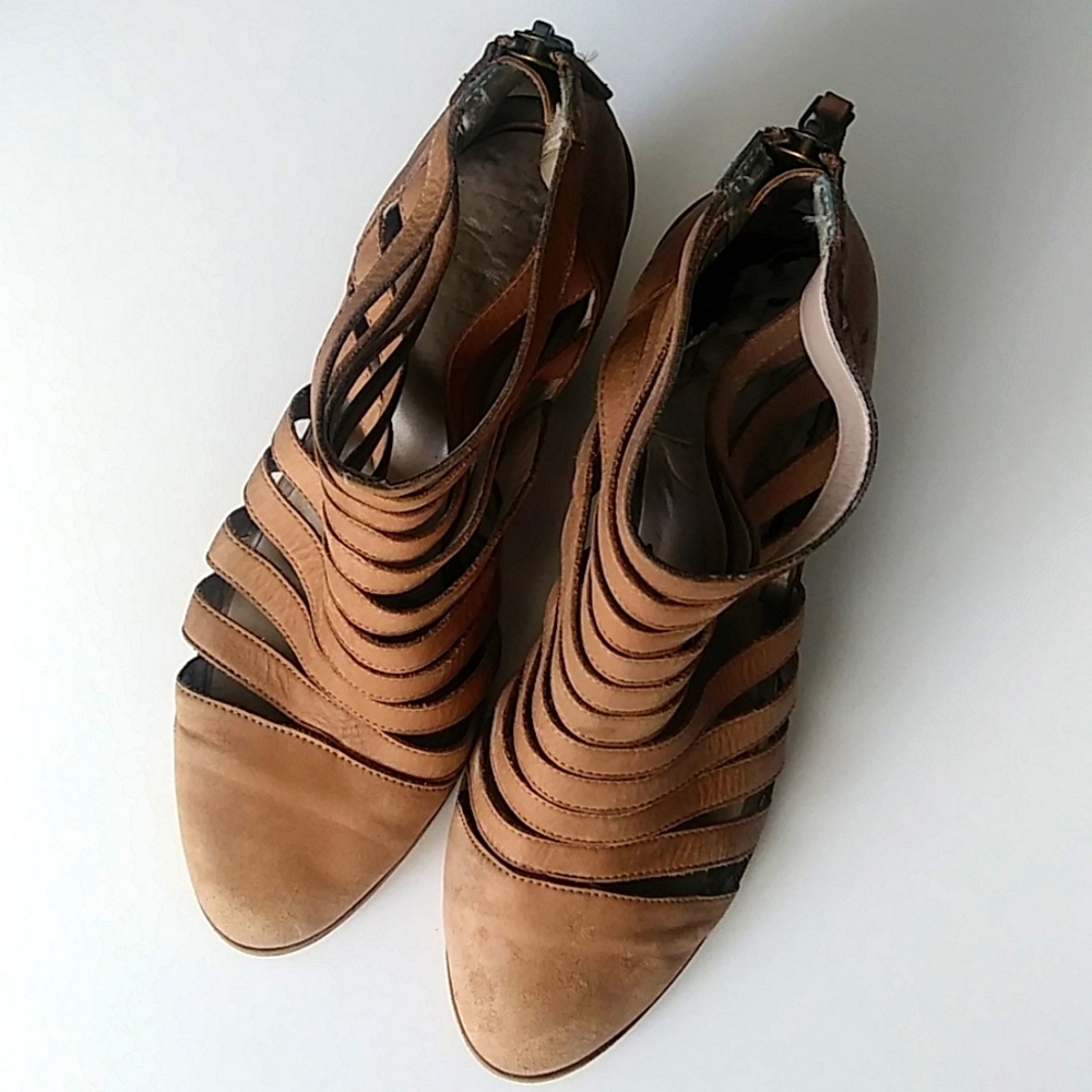 Hinge caged booties